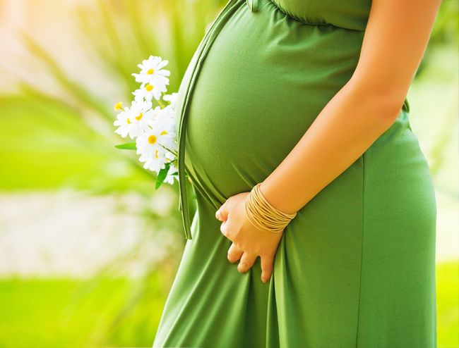 У беременных довольно часто происходит зуд тела, который так и называется "беременный зуд"