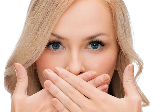 Если в зимний период на губах появились трещины, то обильная смазка губ цинковой мазью, поможет справиться с недугом
