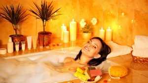 Расслабляющие ванны с эфирными маслами - один из самых приятных методов лечения депрессии 