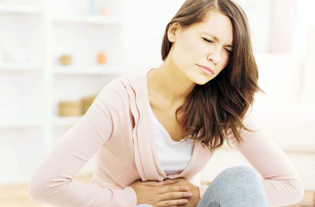 Диарея сопровождается частыми позывами к опрожнению кишечника, болями в животе, повышенной тепературой, тошнотой и рвотой, метеоризмом и вздутием