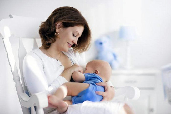 Новорожденным начинают вводить прикорм не ранее, чем через 6 месяцев после рождения, в период грудного вскармливания мать должна придерживаться гипоаллергенной диеты