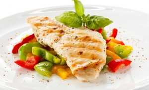 Куриное филе вместе с овощами - отличный пример обеда из диеты Дюкана
