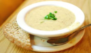 Суп - это основа данной диеты, важно, чтобы он был легким и не на бульоне