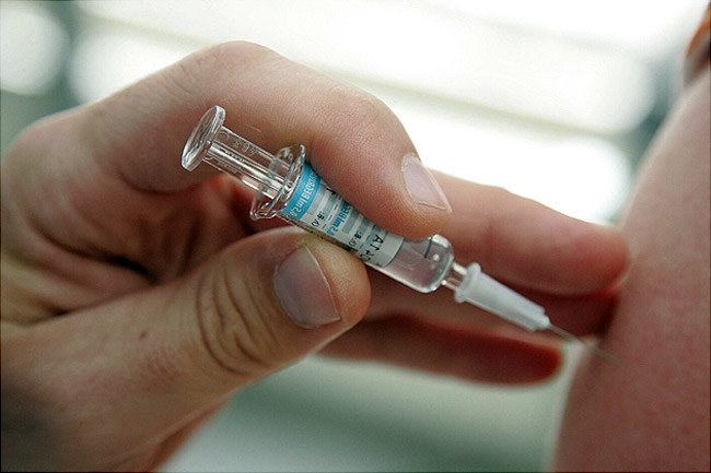 Взрослым прививку от дифтерии следует делать каждые 10 лет, ограничений по возрасту нет