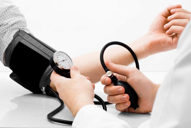 Энап постепенно понижает артериальное давление, не вызывает увеличения минутного объема и ЧСС
