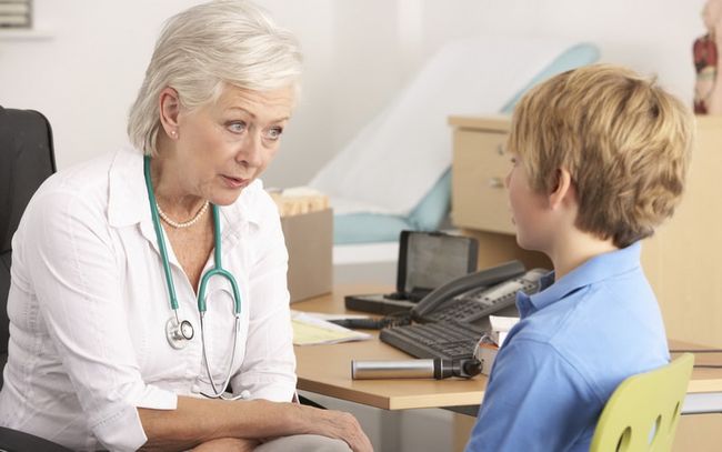 При энурезе необходимо отвести ребенка к невропатологу, который и назначит правильное лечение