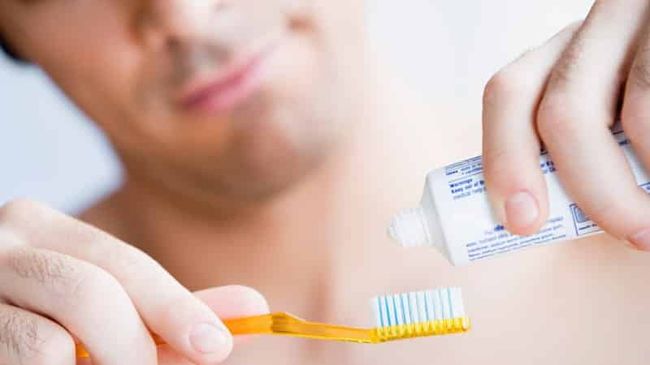 Для профилактики образования флюса необходимо регулярно чистить зубы и посещать стоматолога