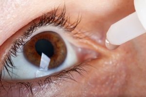 Противопоказания будут важны скорее для тех, кто имеет какие-то патологии или серьезными заболевания, связанные с глазами, в то время как для обычного человека следует опасаться аллергической реакции и не применять капли при повышенном артериальном давлении