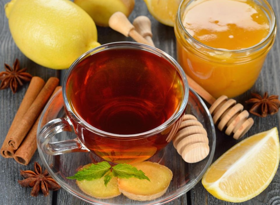 При простуде также можно приготовить лекарственный чай из травы шалфея, лимона и чеснока, в который нужно добавлять ложку меда перед употреблением