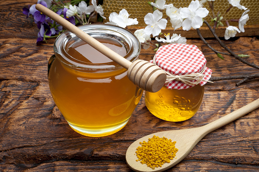 Мед также используют при различных заболеваниях горла, а эффект от такого лечения будет на лицо, поскольку мед содержит активные антибактериальные вещества