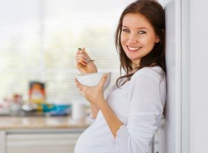 Во время беременности врачи и диетологи советуют употреблять мед, поскольку он содержит много витаминов и полезных веществ, которые так нужны маме и ребенку Во время беременности врачи и диетологи советуют употреблять мед, поскольку он содержит много витаминов и полезных веществ, которые так нужны маме и ребенку