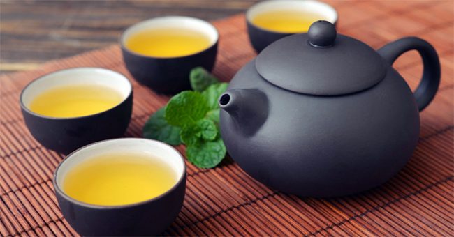 Регулярное употребление зеленого чая значительно улучшает эластичность сосудов и снижает уровень холестерина в крови. Все это снижает вероятность наступления инфаркта и инсульта