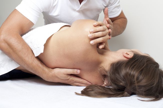 При грыже шейного отдела позвоночника врачи часто назначают лечебный массаж