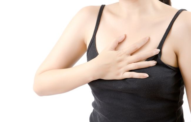 Появление болей за грудиной - один из первых симптомов инфаркта миокарда