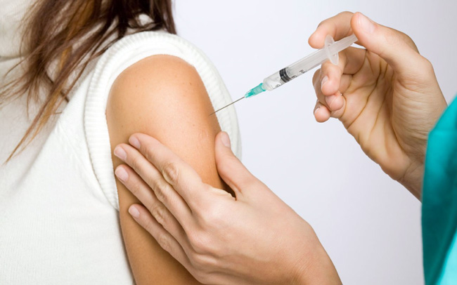 Перед вакцинацией, врач проверяет срок годности препарата и осматривает вакцину на отсутствие инородных тел. Вакцину вводят глубоко под кожу или внутримышечно