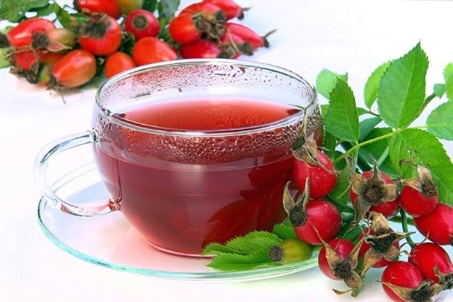 Отвар из ягод шиповника - эффективное народное средство для удаления перегара