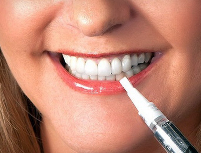 Эффект от применения карандаша для отбеливания зубов виден сразу, но он гораздо слабее, чем эффект от зубной капы