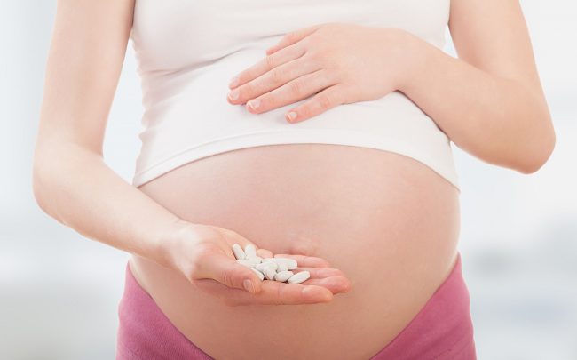 Кальций-Д3 Никомед применяют при беременности для восполнения дефицита кальция и витамина D в организме. Суточная доза не должна превышать 1500 мг кальция и 600 МЕ витамина D3