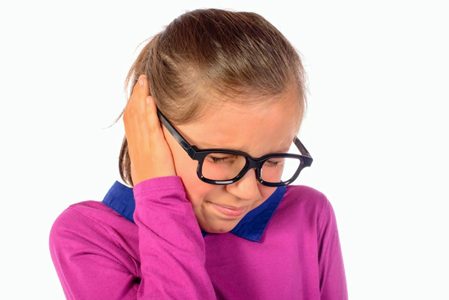 Кандибиотик не прописывают детям моложе шести лет. Важно не пользоваться каплями, если есть проблемы с целостностью барабанной перепонки. В этом случае возможно ухудшение слуховых функций, вплоть до полной потери слуха