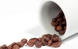 Для очищения кишечника с помощью клизмы можно использовать не только простую кипяченую воду, но и различные растворы, например раствор кофе, который помогает вывести токсические вещества 