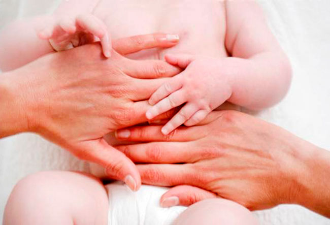 Колики у новорожденных начинаются на третьей неделе жизни малыша и проходят к моменту достижения им 3-месячного возраста
