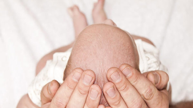 Независимо от наличия или отсутствия корочек, голову малышу можно мыть не чаще чем два раза в неделю