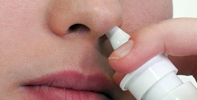 Избавиться от корочек в носу можно при помощи спреев с антибактериальным и противовоспалительным эффектами