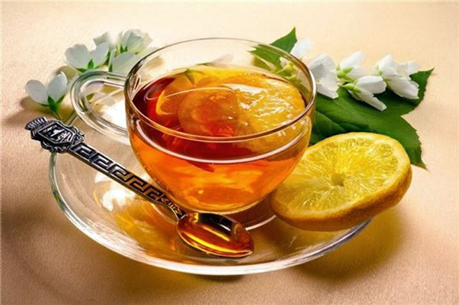 Чашка горячего чая с лимоном, приятное и эффективное средство для избавления от заложенности носа и сухих корочек