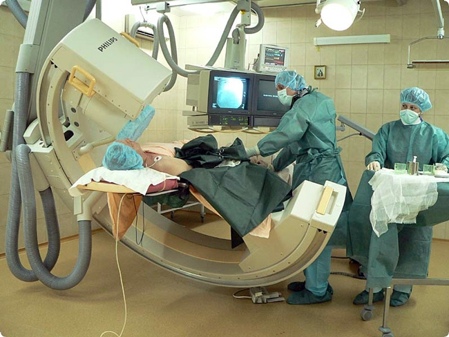 Коронарография проводится в кабинете рентгеноэндоваскулярной хирургии, с использованием местной или, при необходимости, общей анестезии. Время процедуры от 30 минут до 2 часов
