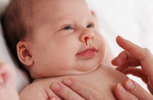 Родители должны особенно обратить внимание, если кровь из носа идет у детей до 1 года, поскольку это может быть небезопасно для жизни ребенка