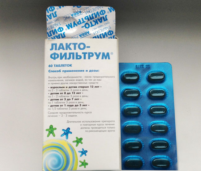Двояковыпуклые таблетки препарата Лактофильтрум, имеют темно-коричневый цвет с белыми вкраплениями. Упакованы таблетки в блистеры по 10 штук. В одной картонной упаковке находится 10, 20, 30 или 60 таблеток