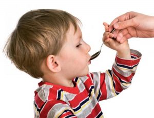 Лазолван в сиропе - наиболее подходящий вариант для ребенка, поскольку он имеет приятный вкус и удобен для приема 