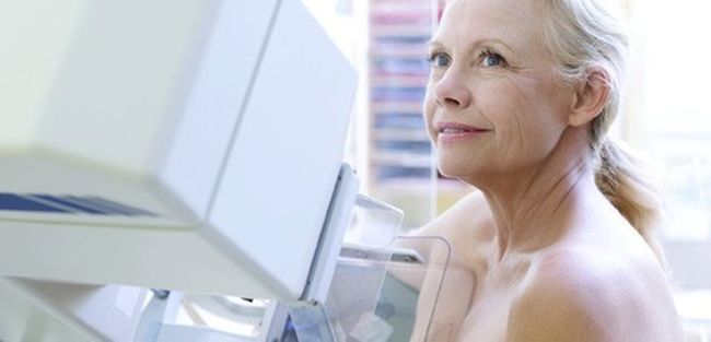 Маммографию нецелесообразно делать женщинам до 40 лет в профилактических целях, так как до этого возраста молочная железа достаточно мягкая и однородная, рентгеновские лучи не могут выявить особых уплотнений, даже если они есть