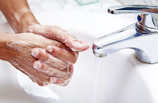 Не допускается попадание мази Ауробин в глаза, поэтому после нанесения препарата, необходимо тщательно вымыть руки