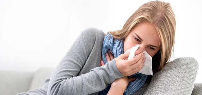 Мазь обладает противовоспалительными и антибактериальными свойствами, благодаря чему, помогает устранить патогенные организмы вызывающие насморк, приводя в ному слизистую носа
