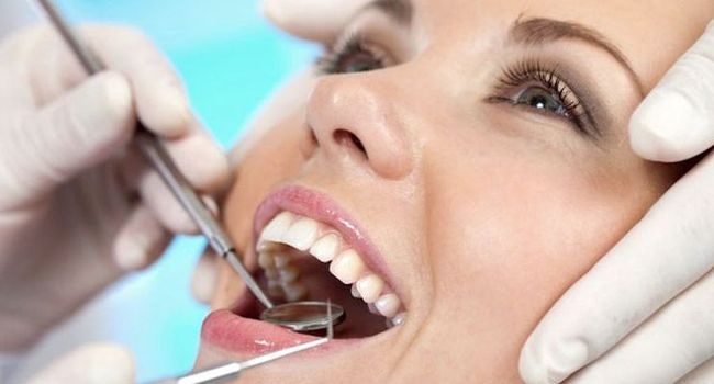 Регулярные визиты к стоматологу могут избавить от ряда причин, по которым возникает металлический привкус во рту