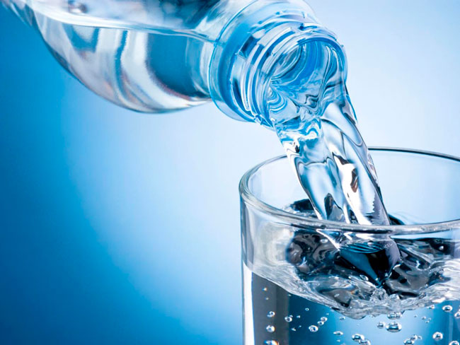 Минеральная щелочная вода – это гидрокарбонатная вода из бьющих из-под земли родников, которая помогает улучшать работу желудка и кишечника, а также благоприятно воздействует на деятельность мозга и стабилизирует состояние нервной системы