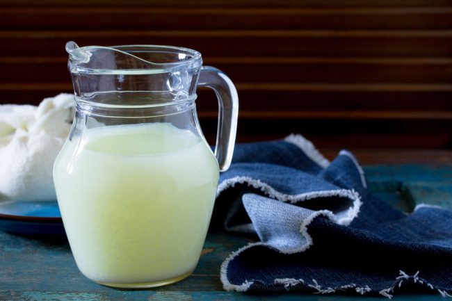 Сыворотка из свежего коровьего молока очень полезна для пищеварительной системы человека, она помогает восстановить микрофлору в кишечнике и нормализовать пищеварительные процессы, а также справиться с запорами, если таковые беспокоят