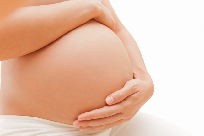Беременной женщине загар может навредить, поскольку ультрафиолет воздействует на гормональный фон