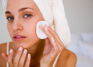 При внезапном высыпании на коже лица лучше сразу обратиться к терапевту, косметологу либо дерматологу для определения причины и лечения 