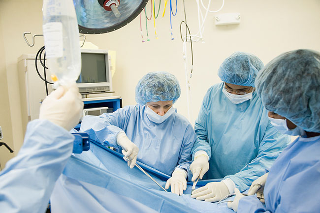 Злокачественные образования лечатся исключительно оперативным методом, во время операции хирург удаляет все пораженные онкологическим недугом органы и ткани