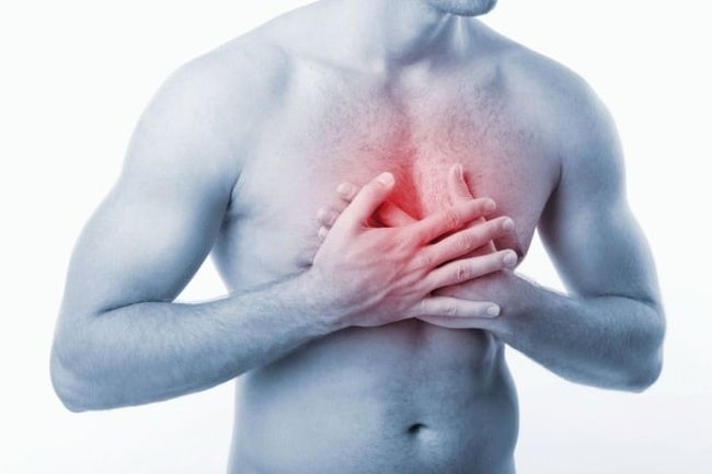 Остеохондроз грудного отдела позвоночника сопровождается острой или ноющей болью в груди