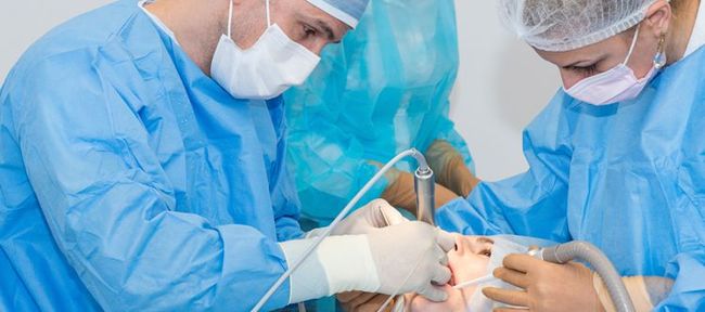 При пародонтозе необходимо обратиться к стоматологу, который при потребности проведет стандартное протезирование