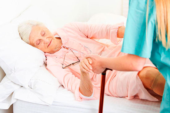 В среднем, срок восстановления после перелома бедра у пожилых людей может составлять от 6 до 8 месяцев