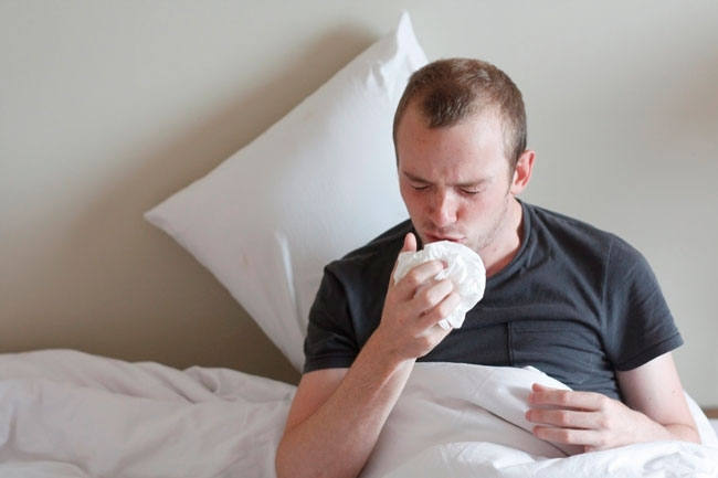 Першение в горле и сухой кашель – это характерные признаки воспалительных заболеваний верхних дыхательных путей