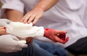 Артериальное кровотечение – признаки и первая помощь, особые указания