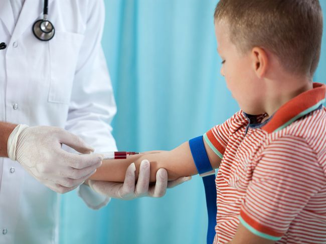 У ребенка для обследования берут кровь из вены или пальца