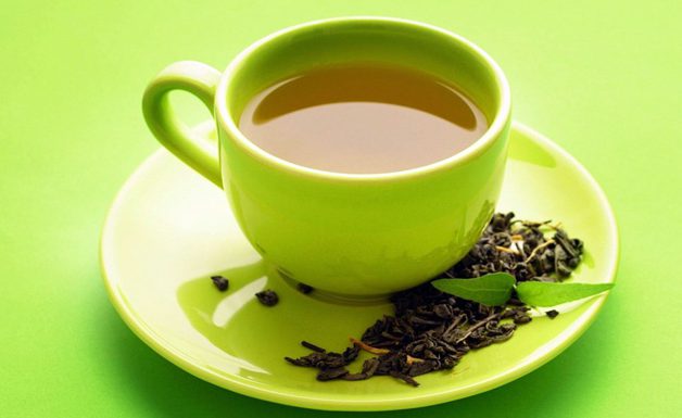 Чай из листьев и корней Элеутерококка - прекрасное тонизирующее средство, применять его можно для снижения температуры и успокоения нервной системы