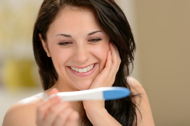 Симптомы беременности на первых днях либо полностью отсутствуют, либо выражены незначительно. Кроме того, они появляются не ранее, чем через 7-10 дней после зачатия, то есть, перед самым началом задержки