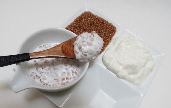 Принимать семена льна - не только полезно, но и очень вкусно. Их можно употреблять вместе с кефиром или домашним йогуртом
